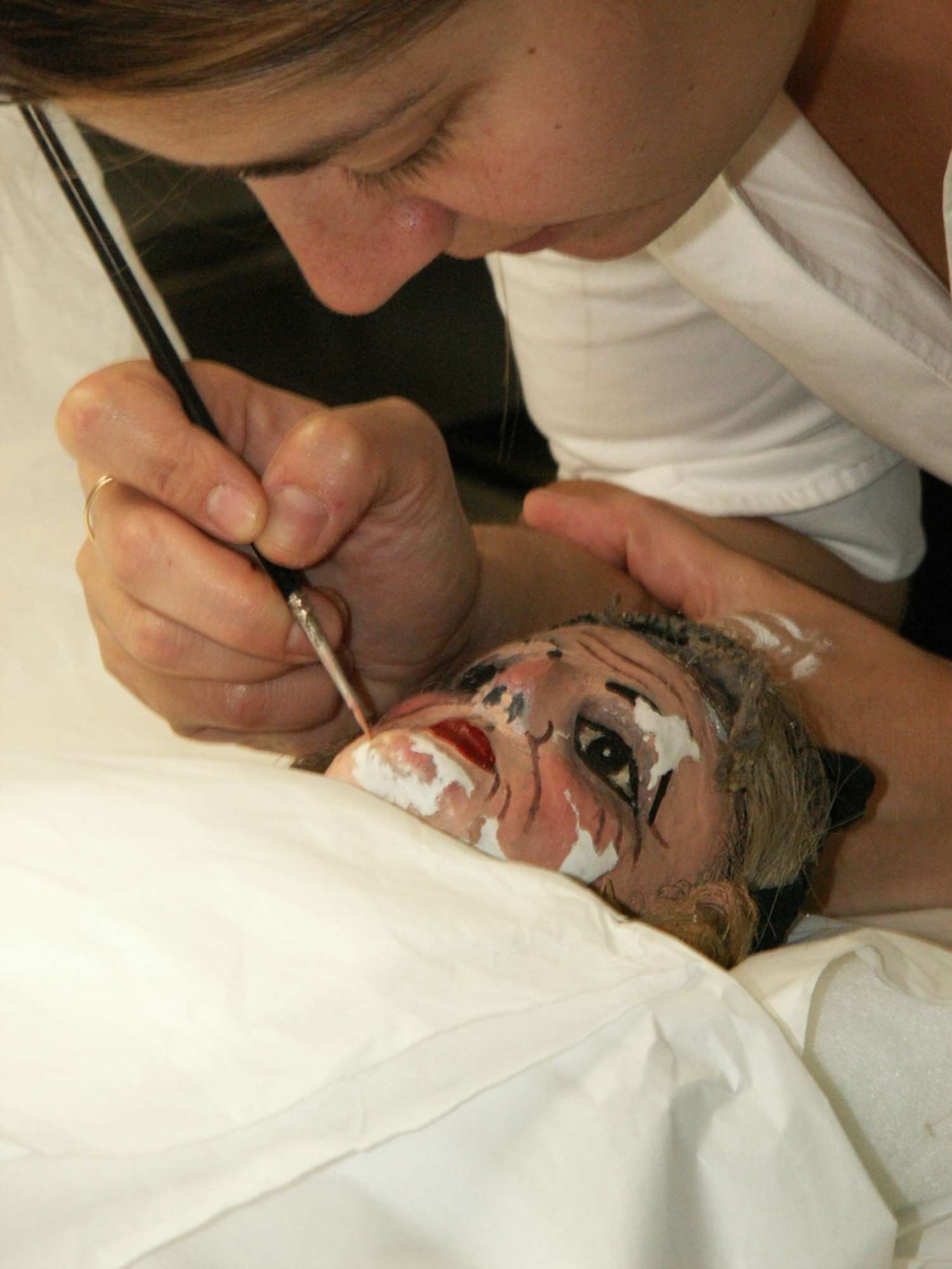 Particolare del ritocco pittorico del volto